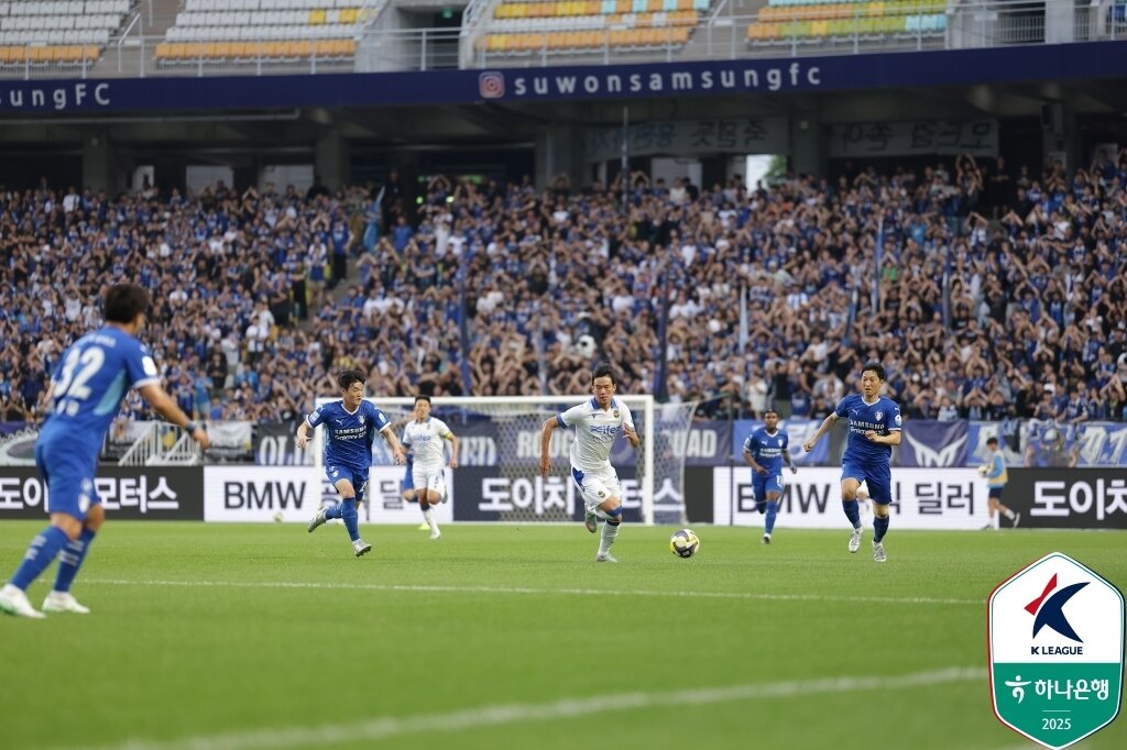 본문 이미지 - 수원과 인천의 경기 모습&#40;한국프로축구연맹 제공&#41; 