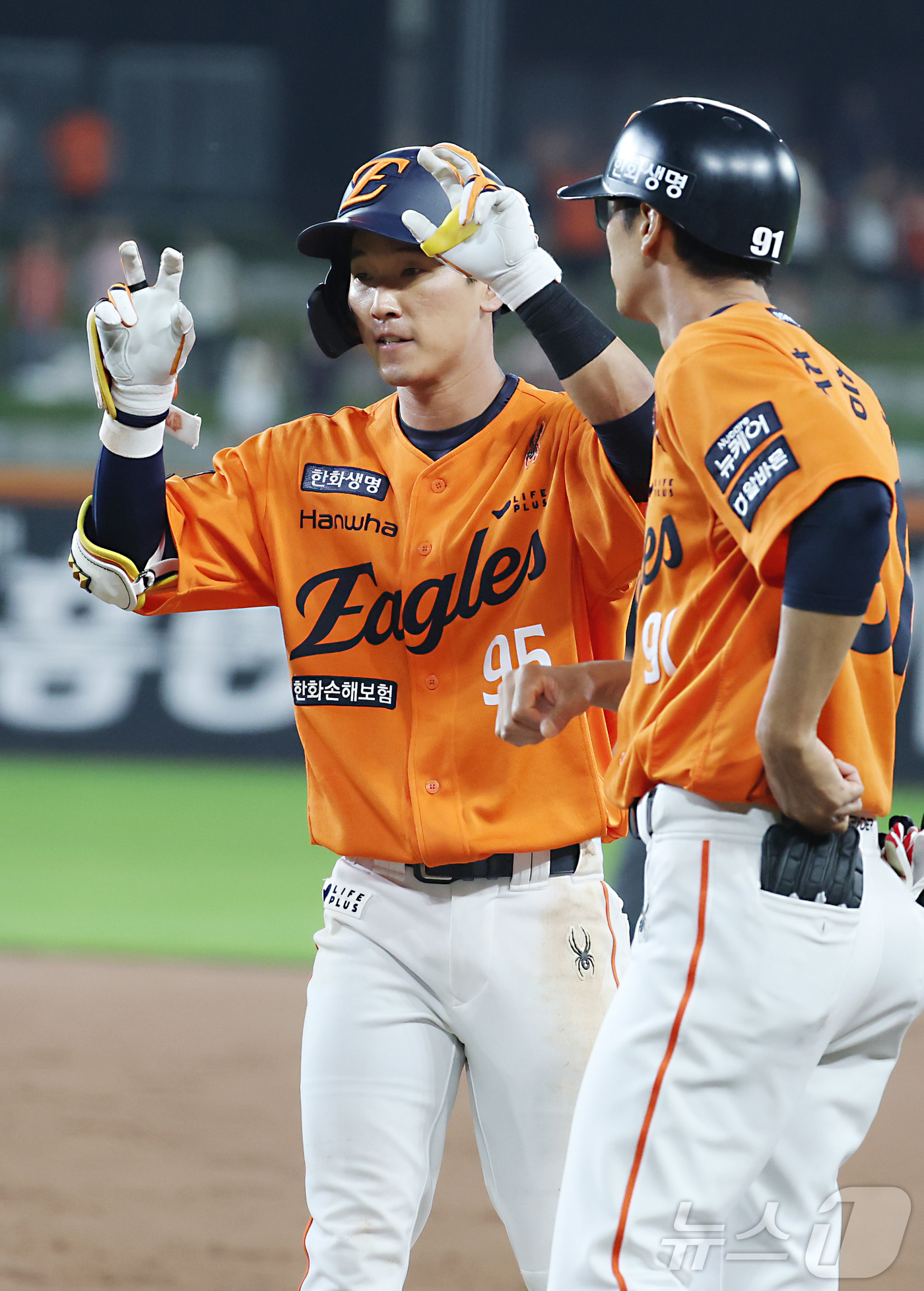 (대전=뉴스1) 김기남 기자 = 15일 대전 한화생명볼파크에서 열린 프로야구 '2025 신한 SOL 뱅크 KBO리그' 한화이글스 대 LG트윈스 경기에서 5회말 우천으로 경기 중단 …