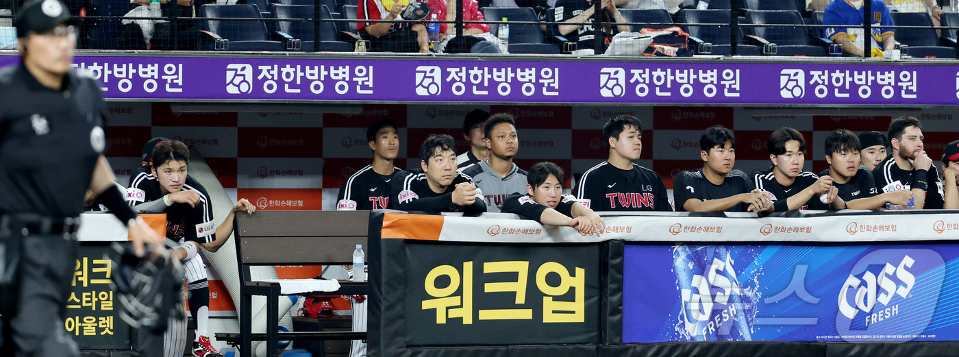 (대전=뉴스1) 김기남 기자 = 15일 대전 한화생명볼파크에서 열린 프로야구 '2025 신한 SOL 뱅크 KBO리그' 한화이글스 대 LG트윈스 경기에서 LG  선수들이 7회 9대4 …