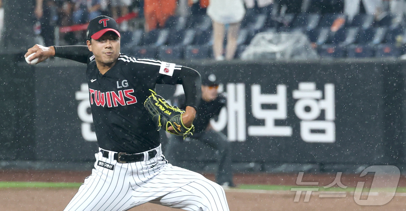 (대전=뉴스1) 김기남 기자 = 15일 대전 한화생명볼파크에서 열린 프로야구 '2025 신한 SOL 뱅크 KBO리그' 한화이글스 대 LG트윈스 경기에서 LG 정우영이 투구하고 있다 …