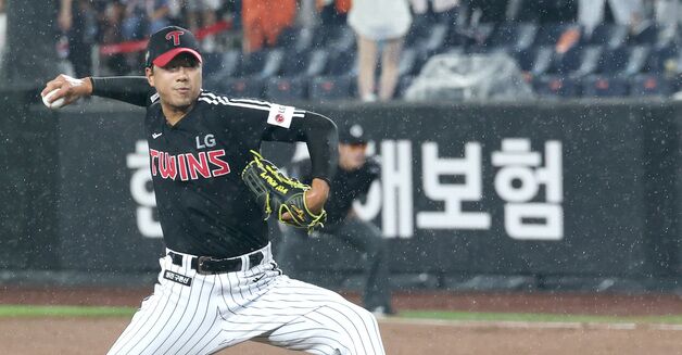 투구하는 LG 정우영