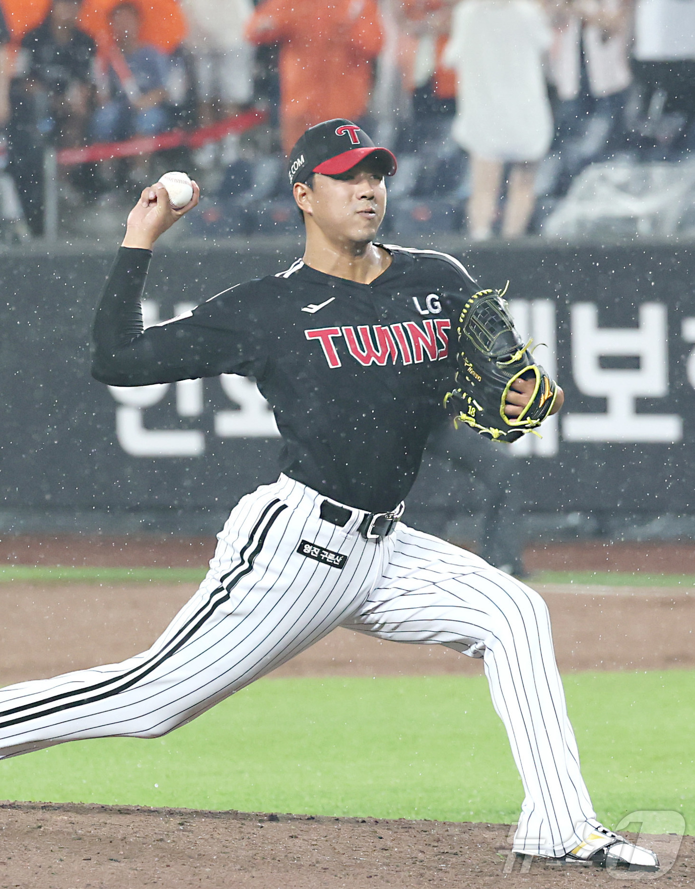 (대전=뉴스1) 김기남 기자 = 15일 대전 한화생명볼파크에서 열린 프로야구 '2025 신한 SOL 뱅크 KBO리그' 한화이글스 대 LG트윈스 경기에서 LG 정우영이 투구하고 있다 …