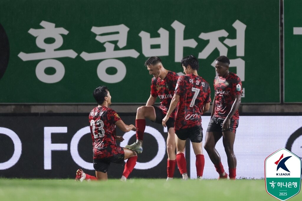 본문 이미지 -  경남을 3-0으로 꺾은 김포 선수들이 기뻐하고 있다.&#40;한국프로축구연맹 제공&#41;