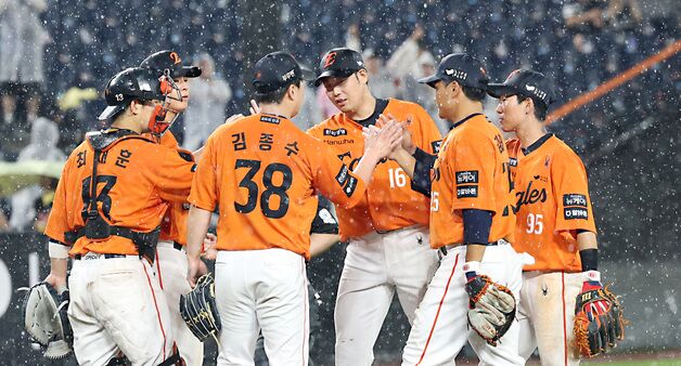 한화, 우중 혈투 속 LG 10-5 완파…33일 만에 1위 탈환(종합)