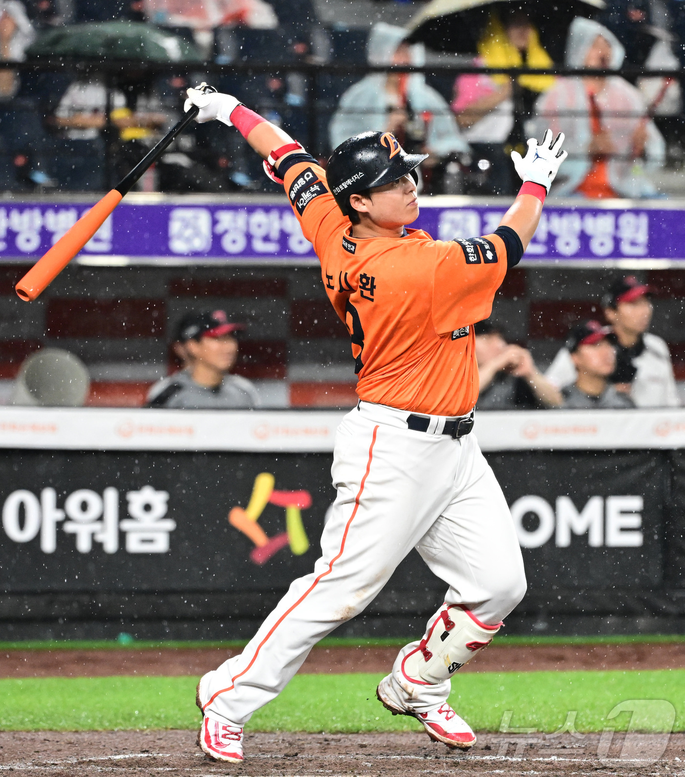 (대전=뉴스1) 김기남 기자 = 15일 대전 한화생명볼파크에서 열린 프로야구 '2025 신한 SOL 뱅크 KBO리그' 한화이글스 대 LG트윈스 경기에서 한화 노시환이 8회말 홈런을 …