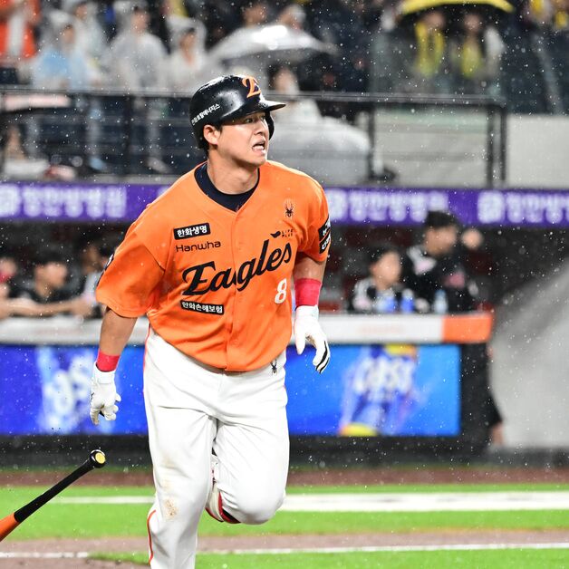 하늘도 돕는 선두 한화, 6회 강우 콜드로 6-5 승리…8연승 질주(종합)