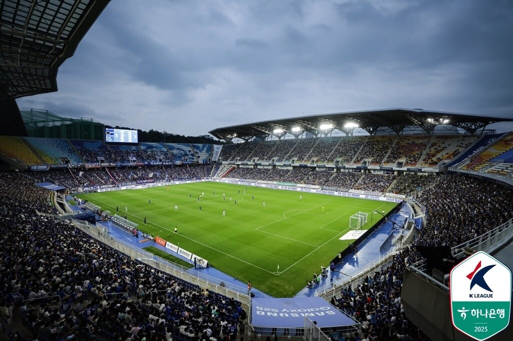 본문 이미지 - 2만 관중 시대를 연 수원월드컵경기장&#40;한국프로축구연맹 제공&#41; 