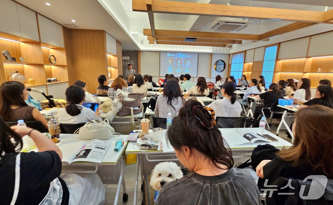 본문 이미지 - 지동범 수의사가 15일 부산 지동범동물병원에서 반려동물 보호자 대상 강의를 하고 있다. ⓒ 뉴스1