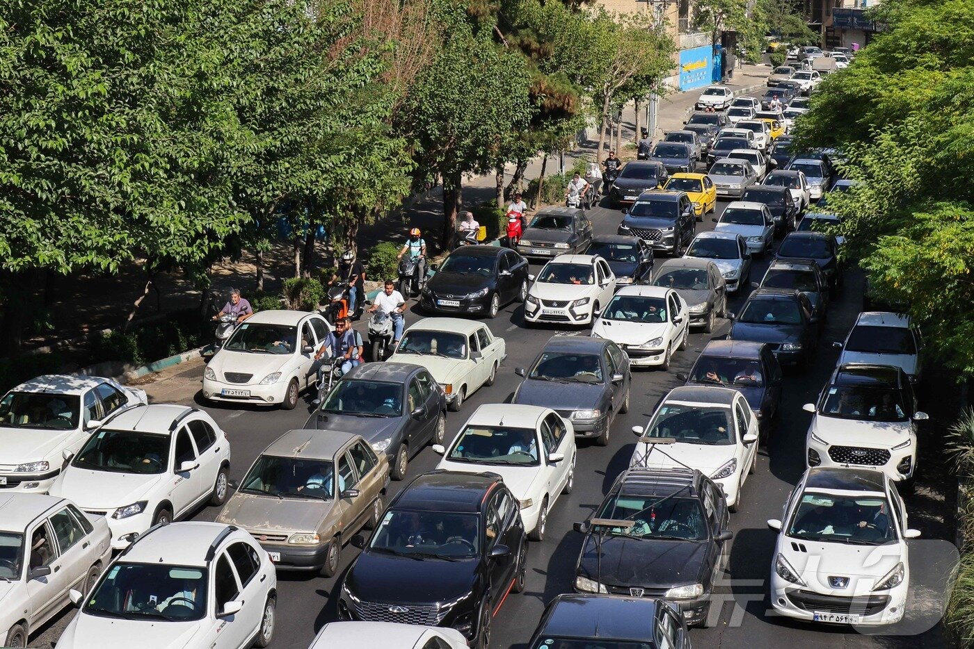 본문 이미지 - 2025년 6월 15일 이란  시민들이 도시를 빠져 나가며 테헤란 서부의 주요 도로에서 차량들이 교통 체증 속에 대기중이다. ⓒ AFP=뉴스1