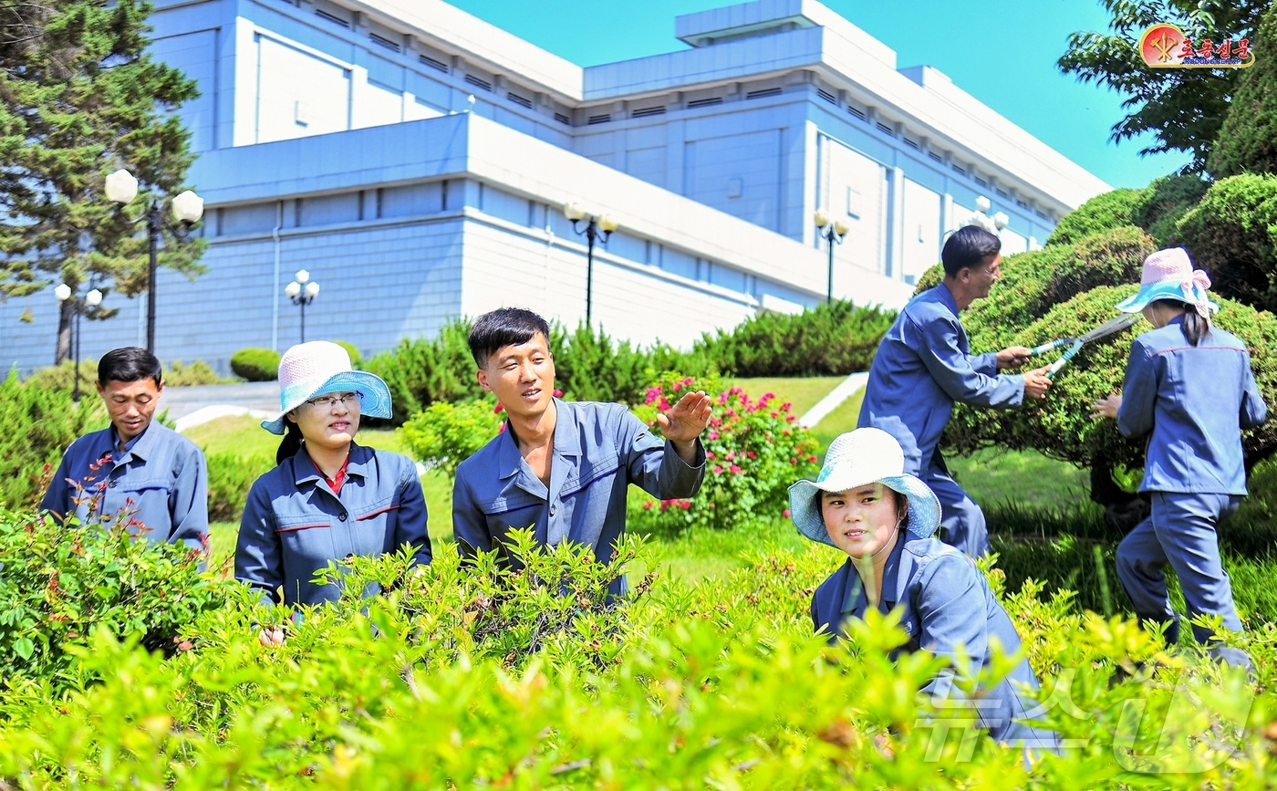 (평양 노동신문=뉴스1) = 북한 노동당 기관지 노동신문은 16일 주민들에게 원림녹화 사업의 중요성을 강조했다. 사진은 만수대혁명사적지관리소. [국내에서만 사용가능. 재배포 금지. …