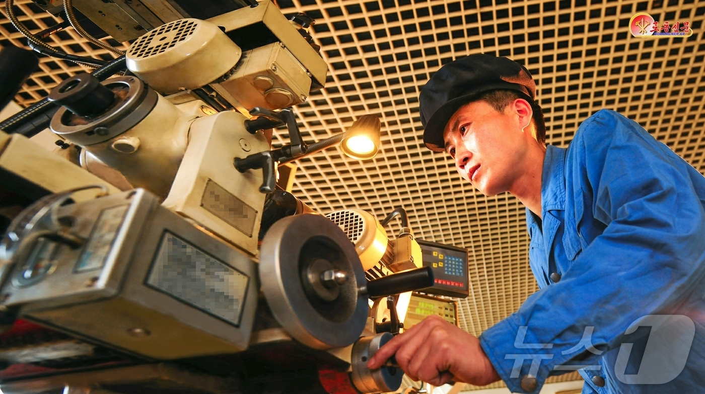 (평양 노동신문=뉴스1) = 북한 노동당 기관지 노동신문은 16일 "순결한 양심을 바쳐 많은 일을 책임적으로 해야 한다"라고 주민들을 다그쳤다. [국내에서만 사용가능. 재배포 금지 …