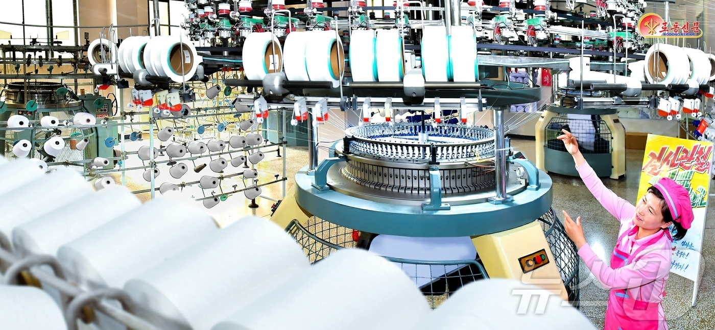 (평양 노동신문=뉴스1) = 북한 노동당 기관지 노동신문은 16일 선교편직공장에서 "인민생활향상에 이바지할 일념을 안고 생산을 다그치고 있다"라고 전했다. [국내에서만 사용가능. …