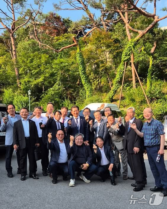 (서울=뉴스1) = 지난 14일 서울의 한 예식장에서 이재명 대통령의 장남 동호씨의 결혼식이 비공개로 열렸다.가족행사로 진행된 결혼식에는 이 대통령이 소년공 시절 일했던 ‘오리엔트 …