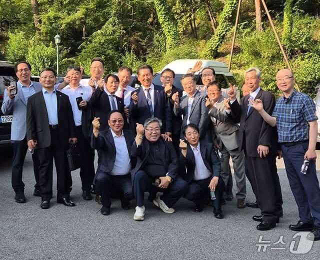 본문 이미지 - 지난달 서울의 한 예식장에서 이재명 대통령의 장남 동호씨의 결혼식에 참석한 내빈들의 모습 .(정청래 페이스북 갈무리, 재판매 및 DB금지) 2025.6.16/뉴스1