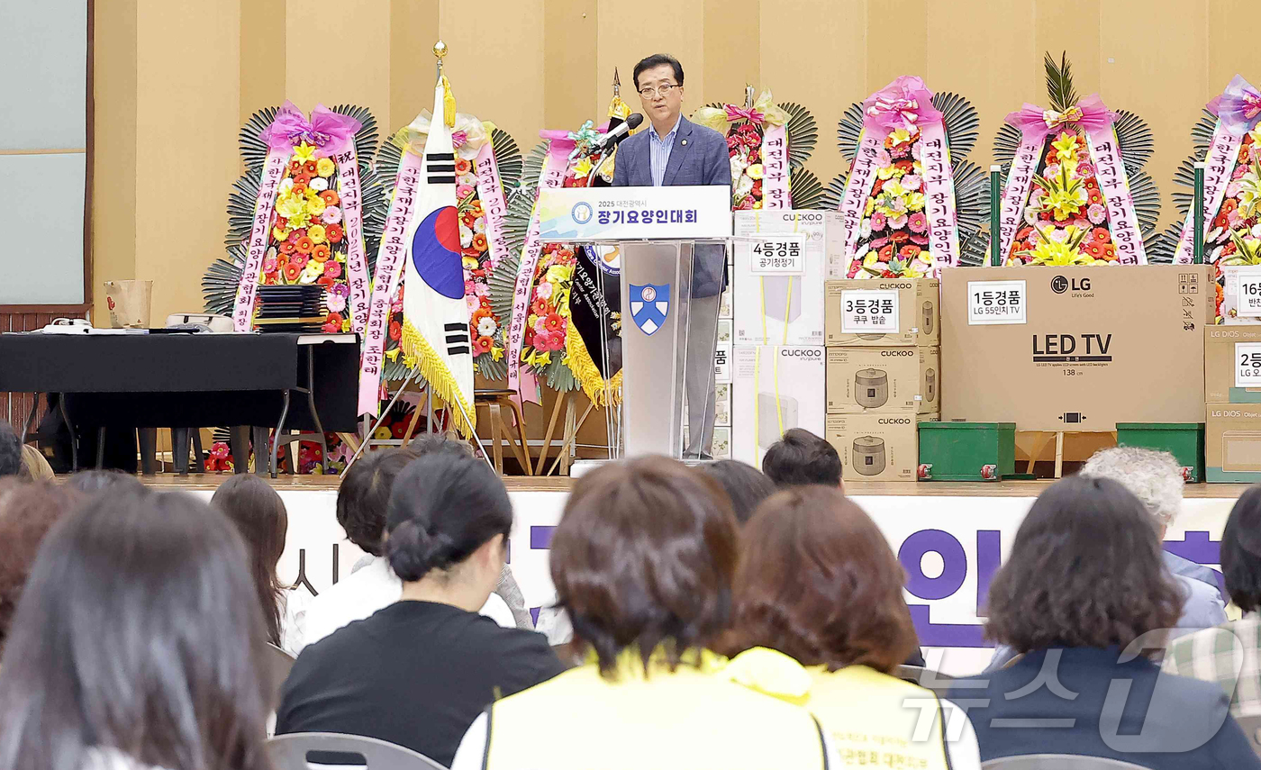 (대전=뉴스1) 이동원 기자 = 대전시의회 조원휘 의장은 지난 14일 배재대학교에서 개최된 2025년 장기요양인 대회에 참석해 장기요양 현장에서 따뜻한 돌봄으로 헌신하는 종사자들에 …