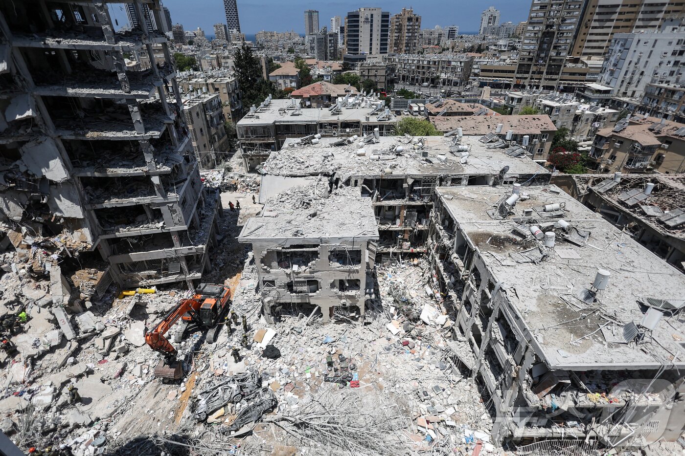 본문 이미지 - 지난 6월 15일&#40;현지시간&#41; 이스라엘 수도 인근도시 바트얌이 이란의 미사일 공격을 받아 폐허가 됐다. ⓒ 로이터=뉴스1 ⓒ News1 박세연 기자