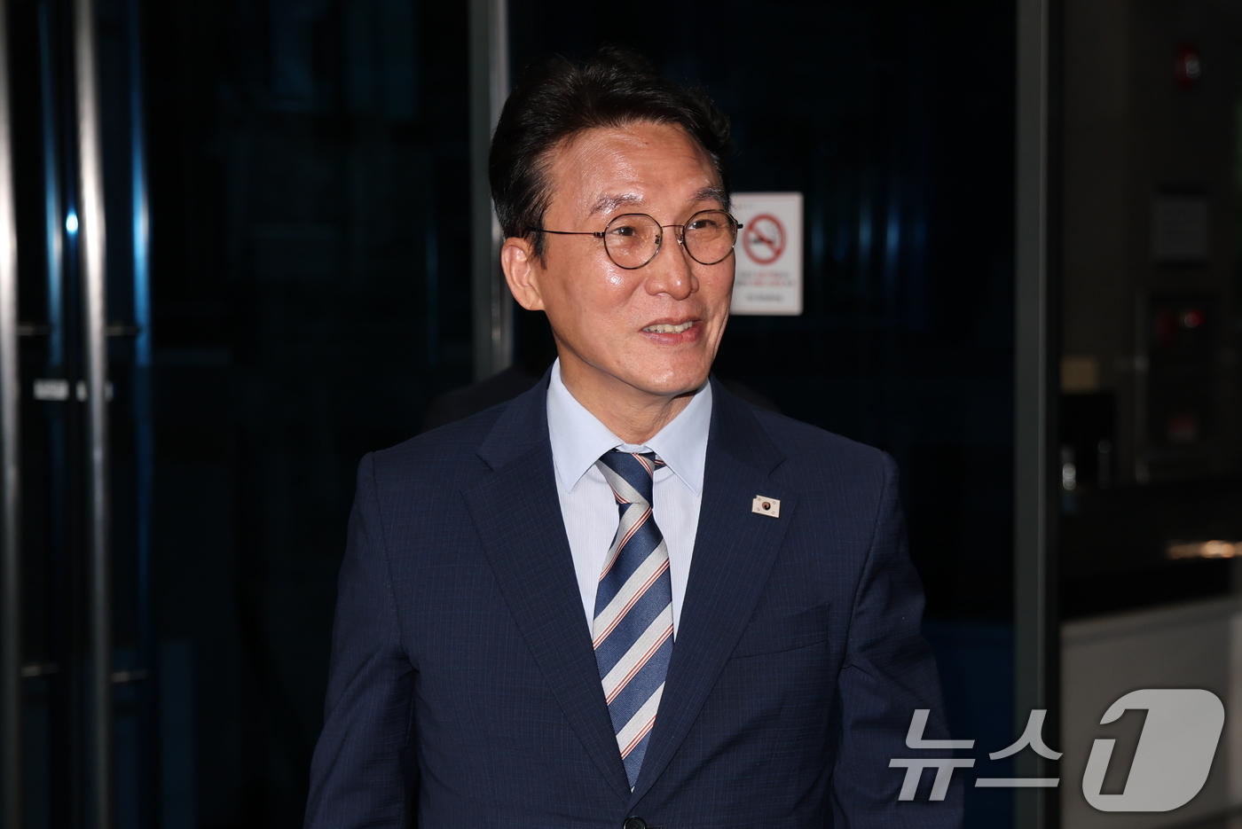 (서울=뉴스1) 임세영 기자 = 김민석 국무총리 후보자가 16일 서울 종로구 통의동 금융감독원 연수원에 마련된 인사청문회 준비 사무실로 출근하고 있다. 2025.6.16/뉴스1