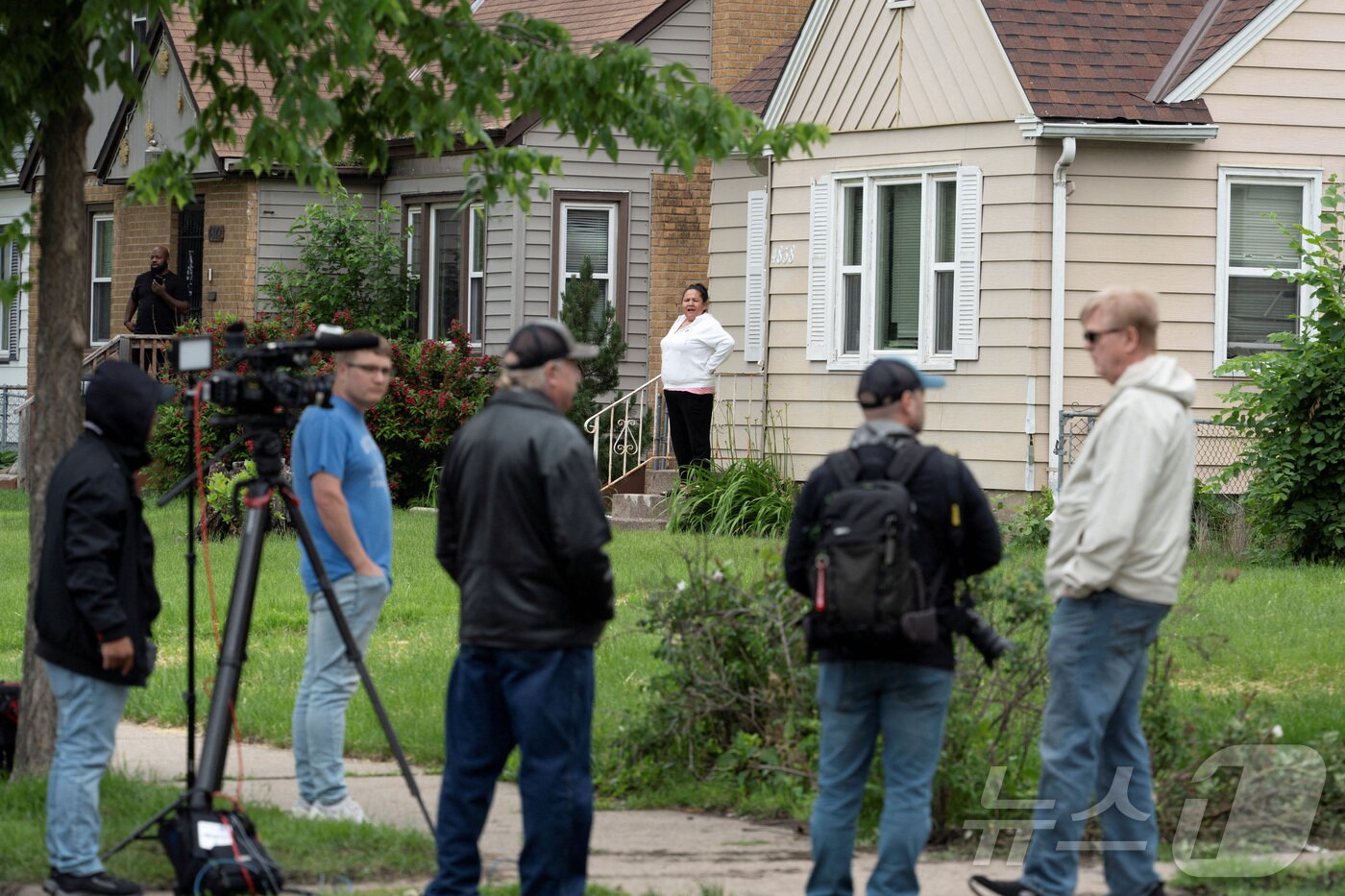 본문 이미지 - 14일&#40;현지시간&#41; 미국 미네소타주 미니애폴리스에서 민주당 주 하원의원 멀리사 홀트먼과 그녀의 남편 마크가 총격으로 사망한 사건이 발생한 가운데 용의자인 밴스 볼터&#40;57세&#41; 거주지 인근에 취재진이 모여 있다. 2025.06.14 ⓒ 로이터=뉴스1 ⓒ News1 류정민 특파원