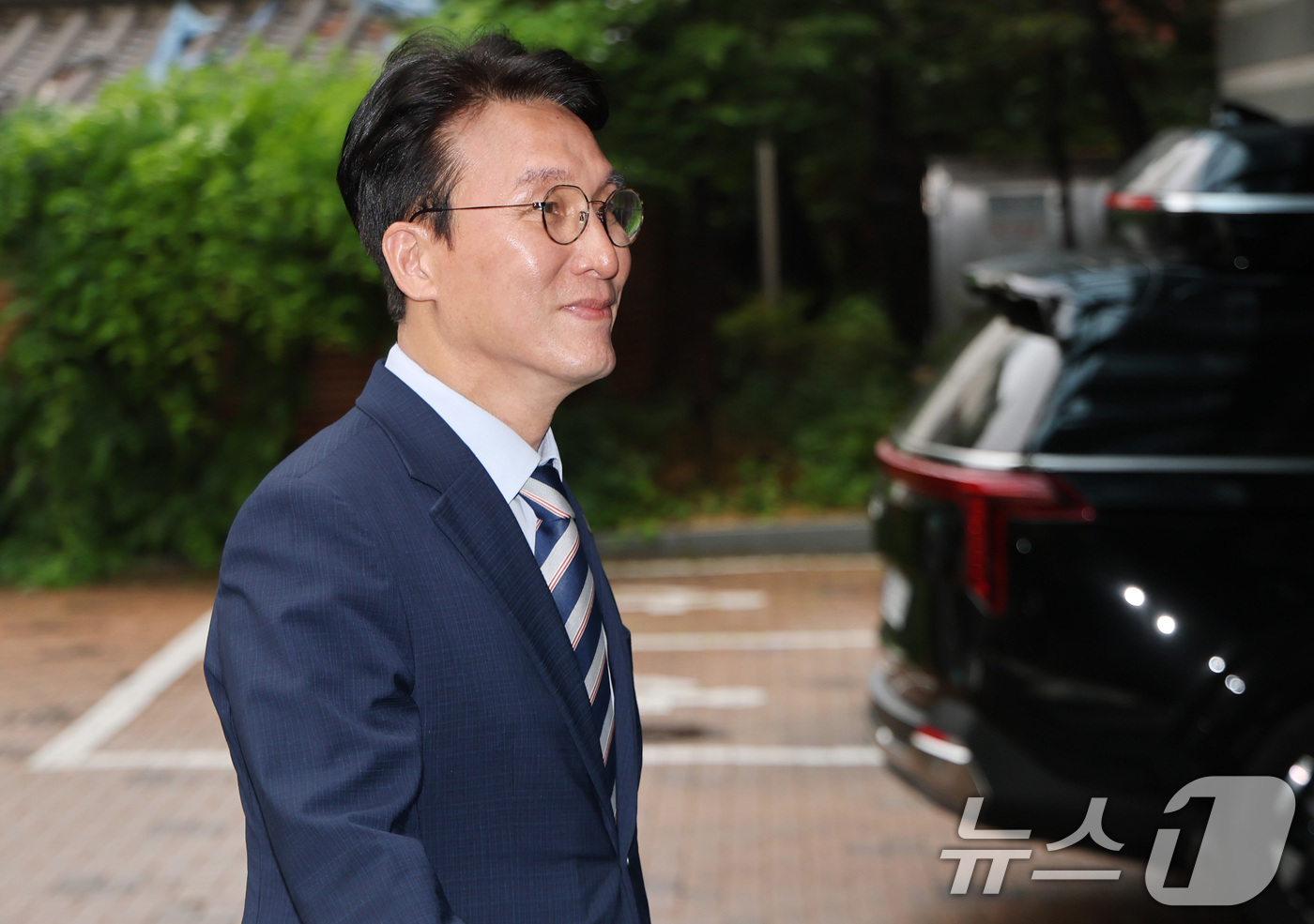 (서울=뉴스1) 임세영 기자 = 김민석 국무총리 후보자가 16일 오전 서울 종로구 통의동 금융감독원 연수원에 마련된 인사청문회 준비 사무실로 출근을 하고 있다. 2025.6.16/ …