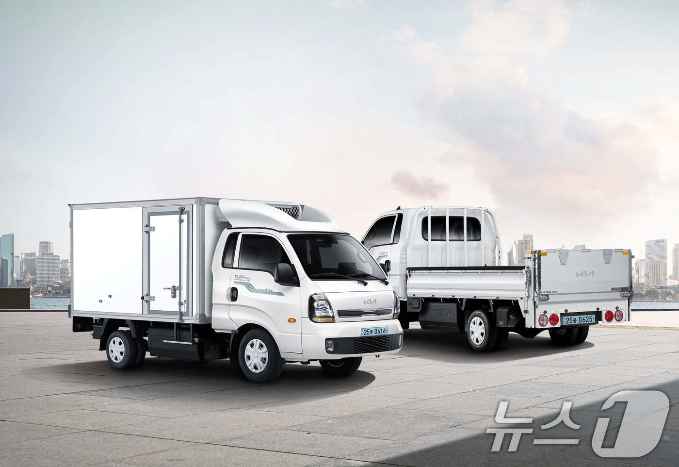 (서울=뉴스1) = 기아가 'The 2025 봉고 Ⅲ EV 특장차’의 판매를 시작한다고 16일 밝혔다.사진은 The 2025 봉고 Ⅲ EV 스탠다드 냉동탑차, 수직형 파워게이트 모 …