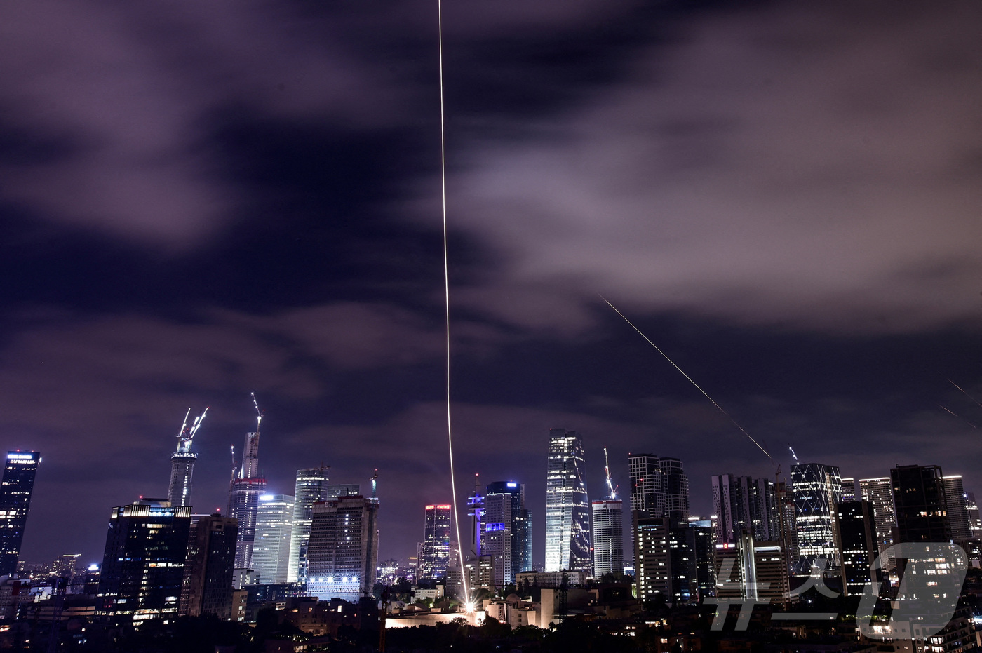 (이스라엘 텔아비브 로이터=뉴스1) 신기림 기자 = 2025년 6월 15일 이스라엘 텔아비브 상공에서 이란 미사일이 요격되는 모습.ⓒ 로이터=뉴스1