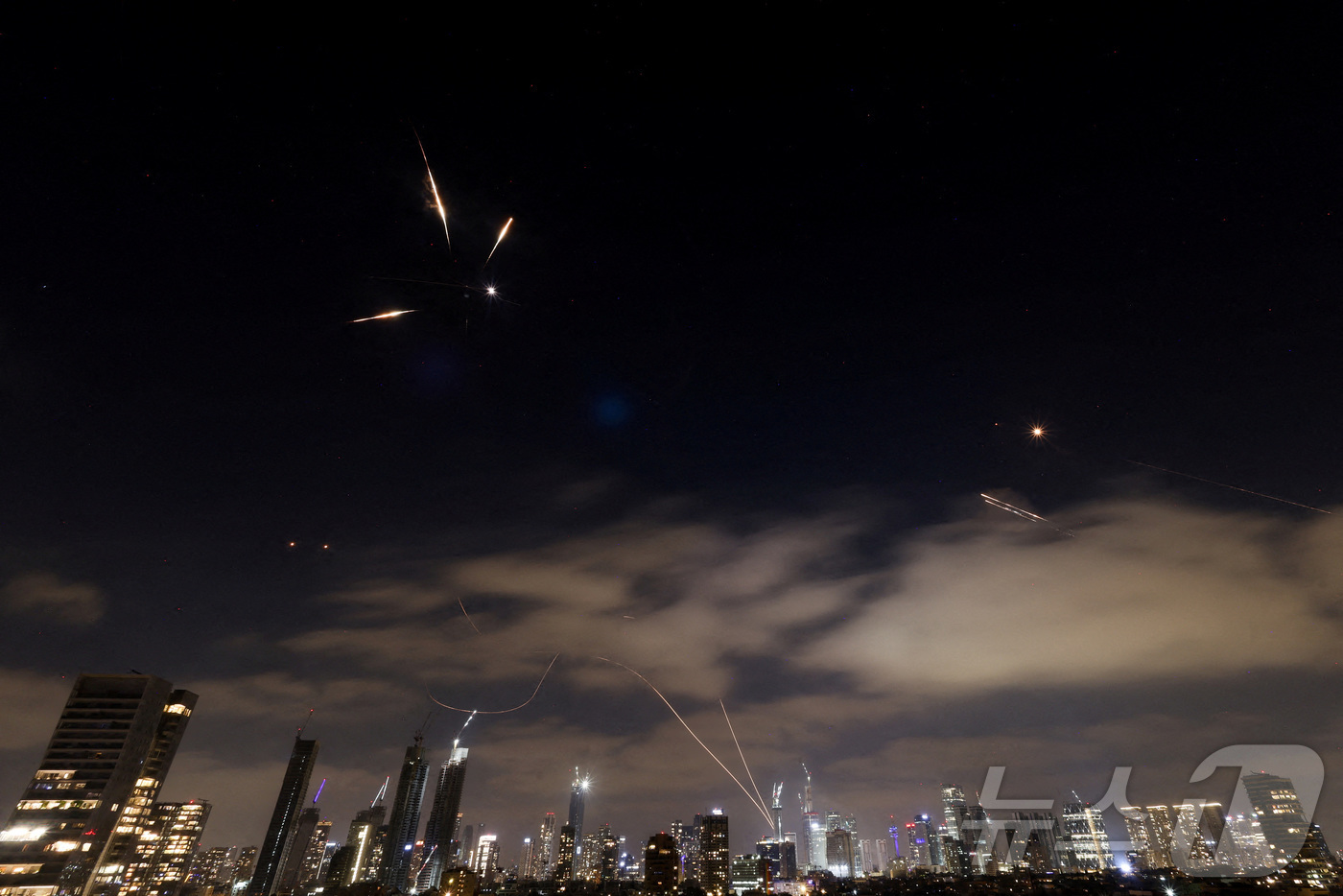 (이스라엘 텔아비브 로이터=뉴스1) 신기림 기자 = 2025년 6월 15일 이스라엘 텔아비브에서 바라본 이란 미사일이 요격되는 장면.ⓒ 로이터=뉴스1