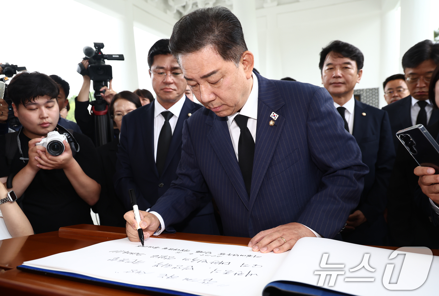 (서울=뉴스1) 김민지 기자 = 김병기 더불어민주당 대표 직무대행 겸 원내대표가 16일 오전 서울 동작구 국립서울현충원에서 현충탑 참배를 마치고 방명록을 작성하고 있다. 2025. …