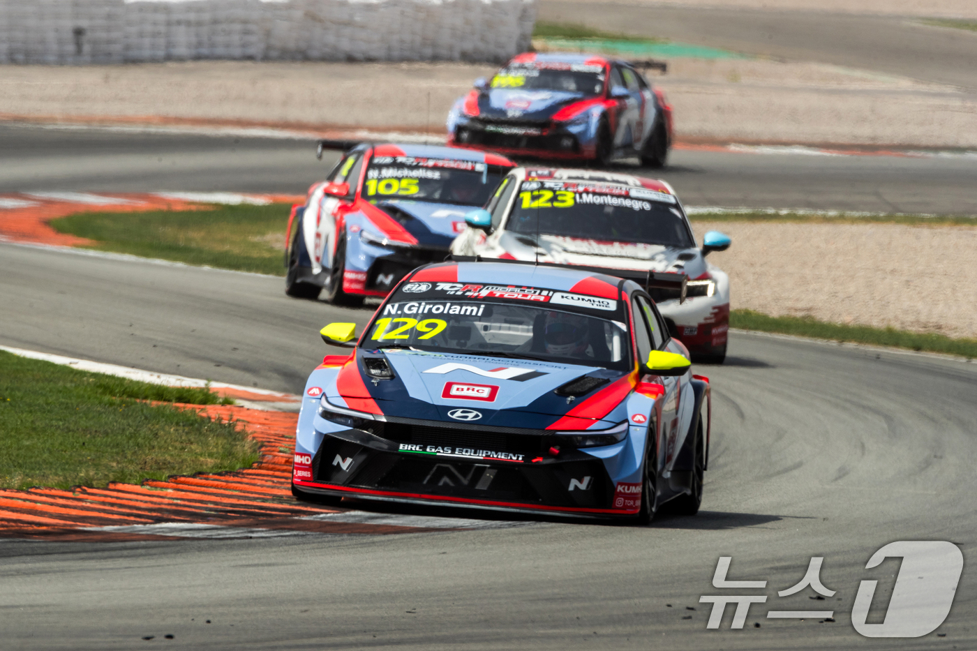 (서울=뉴스1) = 현대자동차는 '더 뉴 엘란트라 N TCR'이 지난 15일(현지시간)까지 스페인 발렌시아 소재 '리카르도 토르모 서킷'에서 개최된 2025 TCR 월드투어 2라운 …