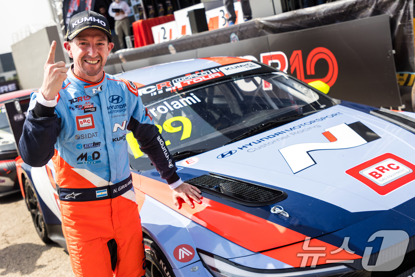 (서울=뉴스1) = 현대자동차는 '더 뉴 엘란트라 N TCR'이 지난 15일(현지시간)까지 스페인 발렌시아 소재 '리카르도 토르모 서킷'에서 개최된 2025 TCR 월드투어 2라운 …