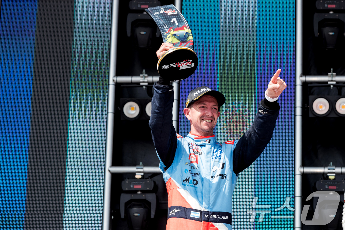 (서울=뉴스1) = 현대자동차는 '더 뉴 엘란트라 N TCR'이 지난 15일(현지시간)까지 스페인 발렌시아 소재 '리카르도 토르모 서킷'에서 개최된 2025 TCR 월드투어 2라운 …