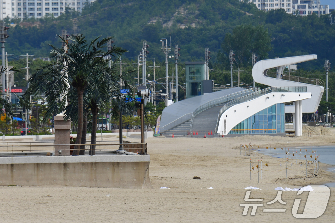 (포항=뉴스1) 최창호 기자 = 16일 경북 포항시 송도해수욕장 바다시청 마무리 공사가 한창이다.송도해수욕장은 2007년 폐장 이후 18년 만에 다음달 12일 재개장한다. 2025 …