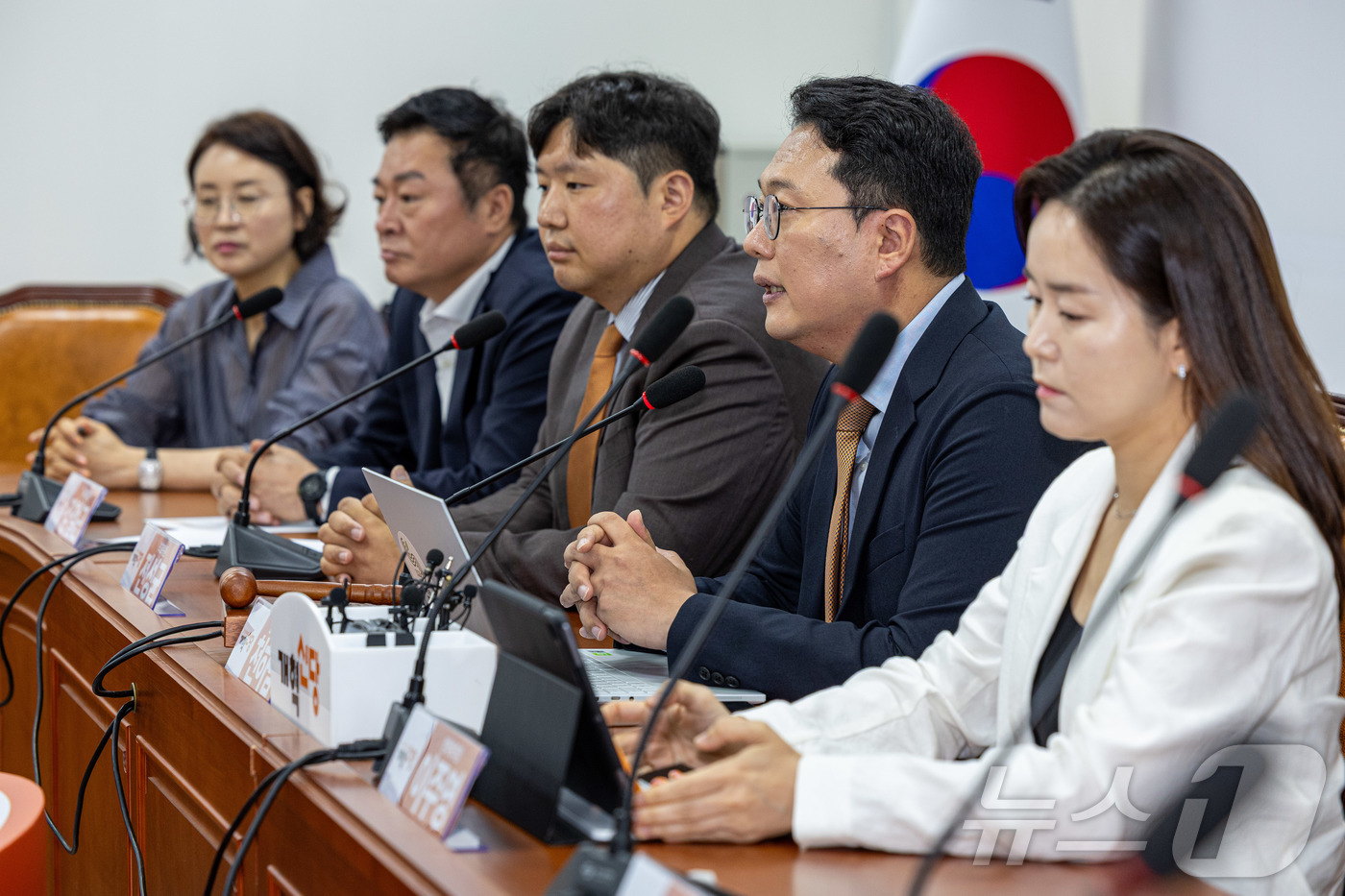 (서울=뉴스1) 이재명 기자 = 천하람 개혁신당 대표 권한대행 겸 원내대표가 16일 오전 서울 여의도 국회에서 열린 최고위원회의에서 발언을 하고 있다. 2025.6.16/뉴스1