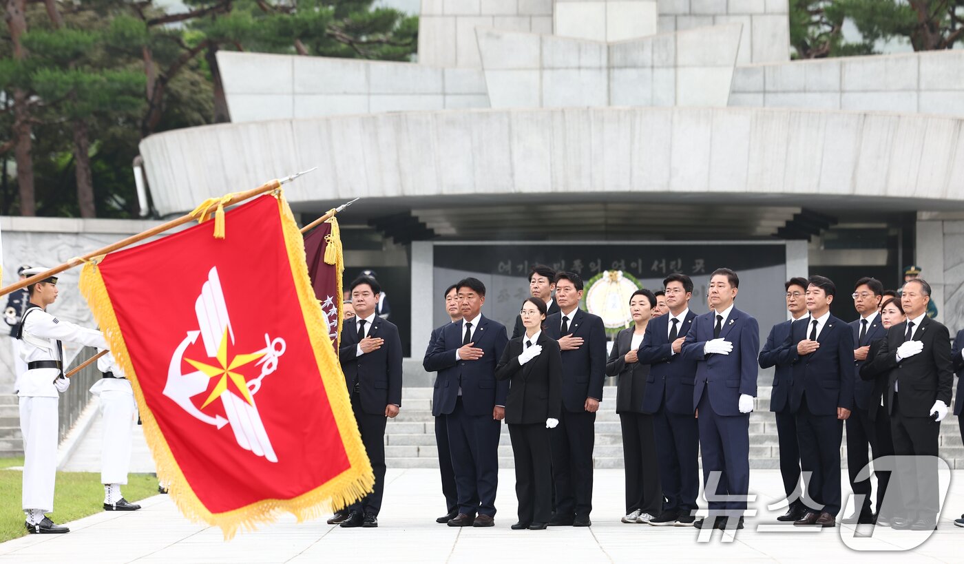 본문 이미지 - 김병기 더불어민주당 대표 직무대행 겸 원내대표가 16일 오전 서울 동작구 국립서울현충원에서 문진선 원내운영수석부대표, 이기헌 비서실장 등과 현충탑에 참배를 마치고 국기에 경례하고 있다. 2025.6.16/뉴스1 ⓒ News1 김민지 기자