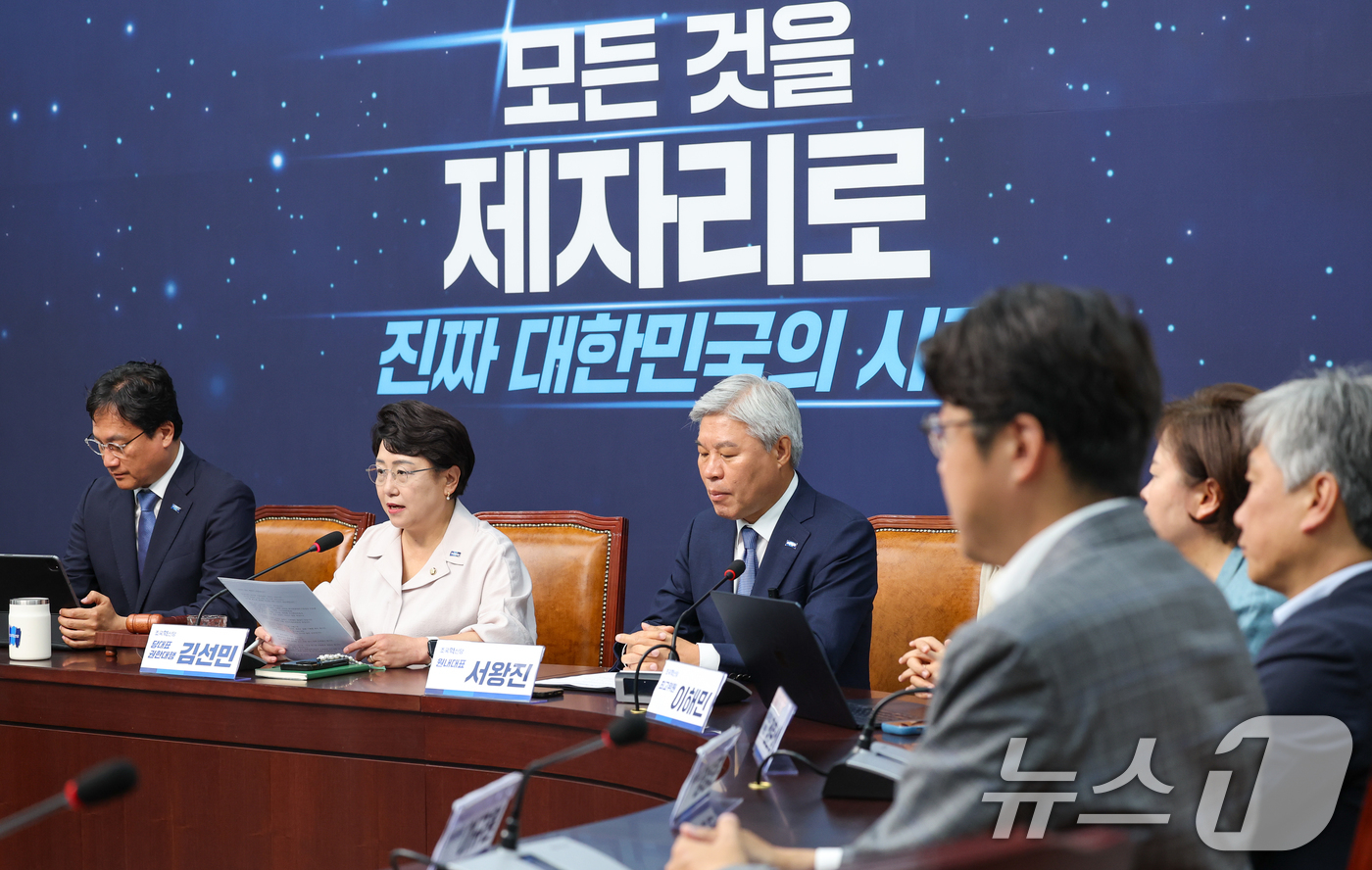 (서울=뉴스1) 안은나 기자 = 김선민 조국혁신당 대표 권한대행이 16일 오전 서울 여의도 국회에서 열린 최고위원회의에 참석해 모두 발언하고 있다. 2025.6.16/뉴스1