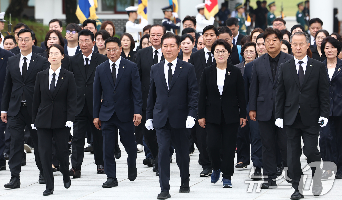 (서울=뉴스1) 김민지 기자 = 더불어민주당 당대표 출마를 선언한 정청래 의원이 16일 오전 서울 동작구 국립서울현충원에서 현충탑에 참배하기 위해 이동하고 있다. 2025.6.16 …