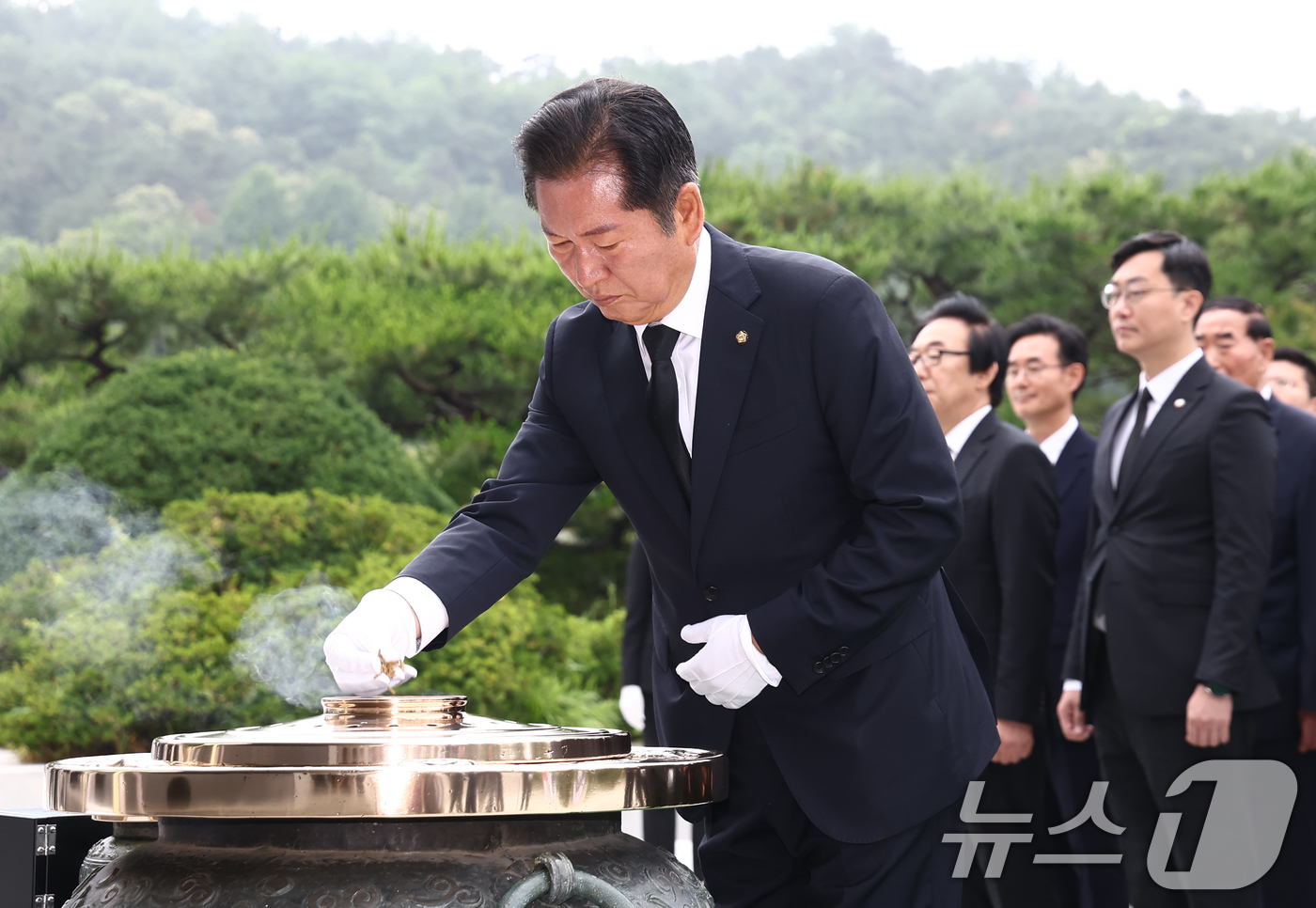 (서울=뉴스1) 김민지 기자 = 더불어민주당 당대표 출마를 선언한 정청래 의원이 16일 오전 서울 동작구 국립서울현충원 현충탑에서 분향하고 있다. 2025.6.16/뉴스1