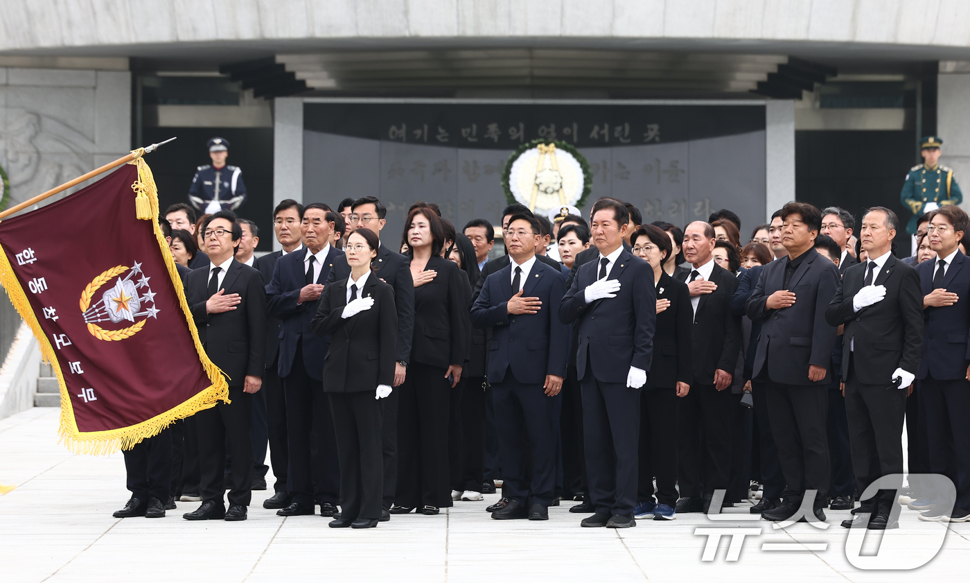 (서울=뉴스1) 김민지 기자 = 더불어민주당 당대표 출마를 선언한 정청래 의원이 16일 오전 서울 동작구 국립서울현충원에서 현충탑 참배를 마치고 국기에 경례하고 있다. 2025.6 …