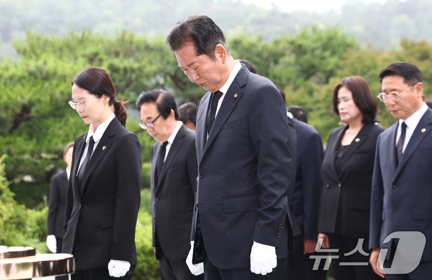 (서울=뉴스1) 김민지 기자 = 더불어민주당 당대표 출마를 선언한 정청래 의원이 16일 오전 서울 동작구 국립서울현충원에서 현충탑에 참배하고 있다. 2025.6.16/뉴스1