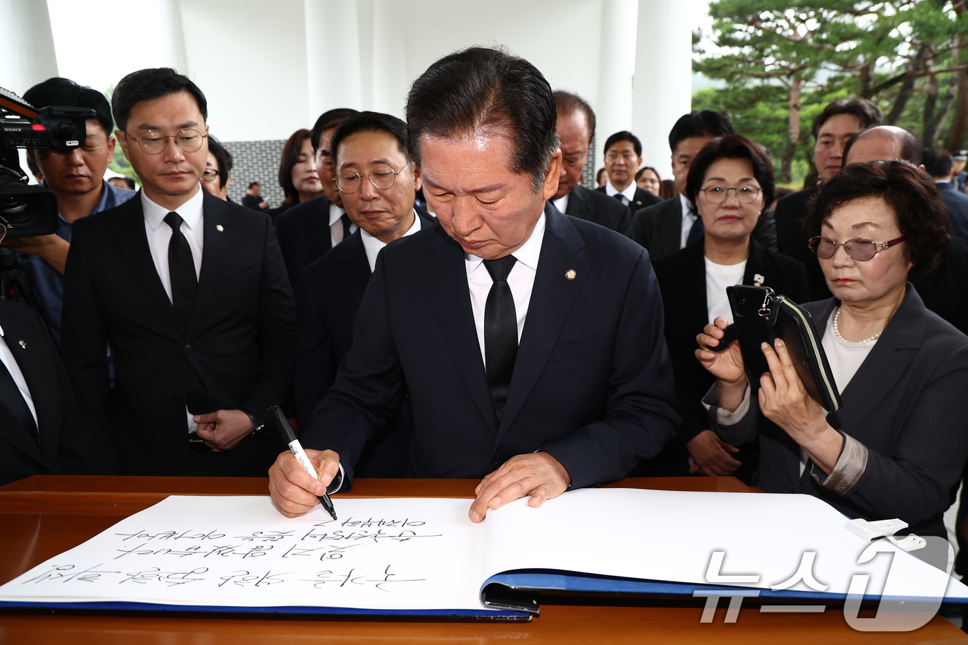 (서울=뉴스1) 김민지 기자 = 더불어민주당 당대표 출마를 선언한 정청래 의원이 16일 오전 서울 동작구 국립서울현충원에서 현충탑 참배를 마치고 방명록을 작성하고 있다. 2025. …