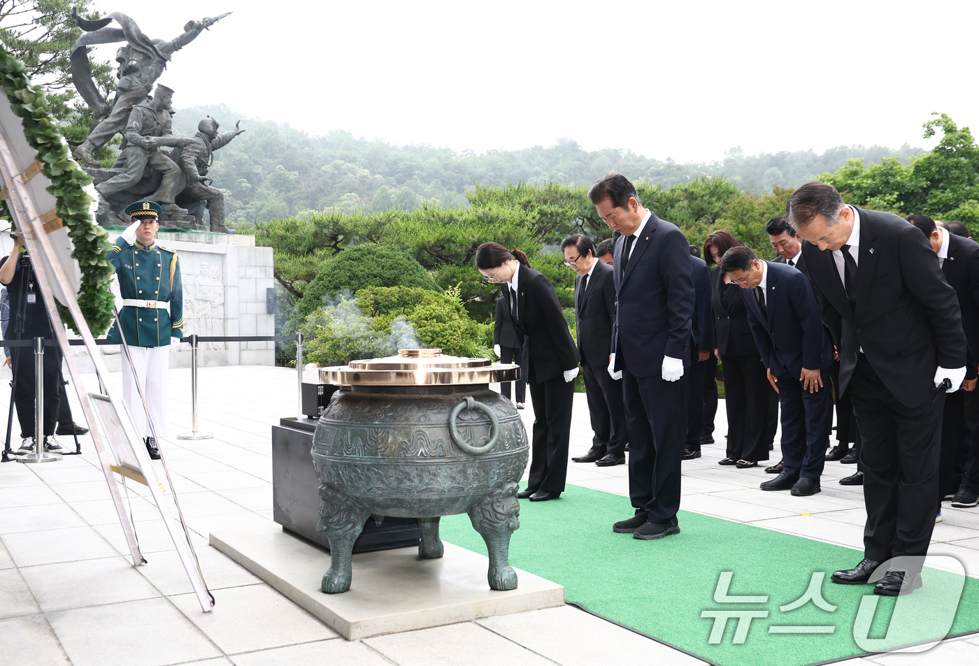(서울=뉴스1) 김민지 기자 = 더불어민주당 당대표 출마를 선언한 정청래 의원이 16일 오전 서울 동작구 국립서울현충원에서 현충탑에 참배하고 있다. 2025.6.16/뉴스1