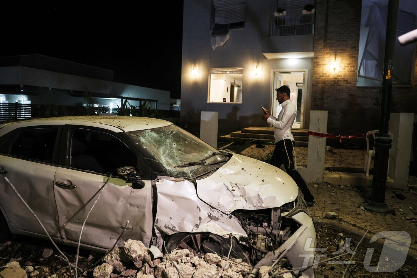 본문 이미지 - 이스라엘 남부 자브디엘이 15일 이란의 보복 공격을 받았다. 미사일 공격으로 자동차가 파괴된 모습이 보인다. 2025.6.15 ⓒ 로이터=뉴스1 ⓒ News1 강민경 기자