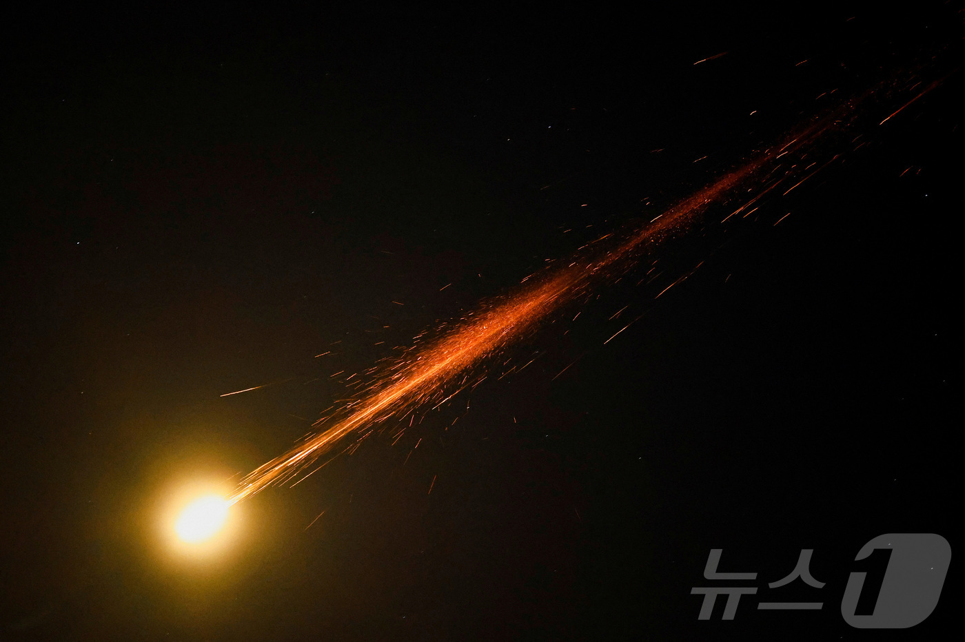 (아슈켈론 로이터=뉴스1) 강민경 기자 = 이스라엘 남부 아슈켈론 상공에서 15일 이란 미사일이 이스라엘 방공체계에 의해 요격되는 장면이 목격됐다. 2025.6.15ⓒ 로이터=뉴스 …