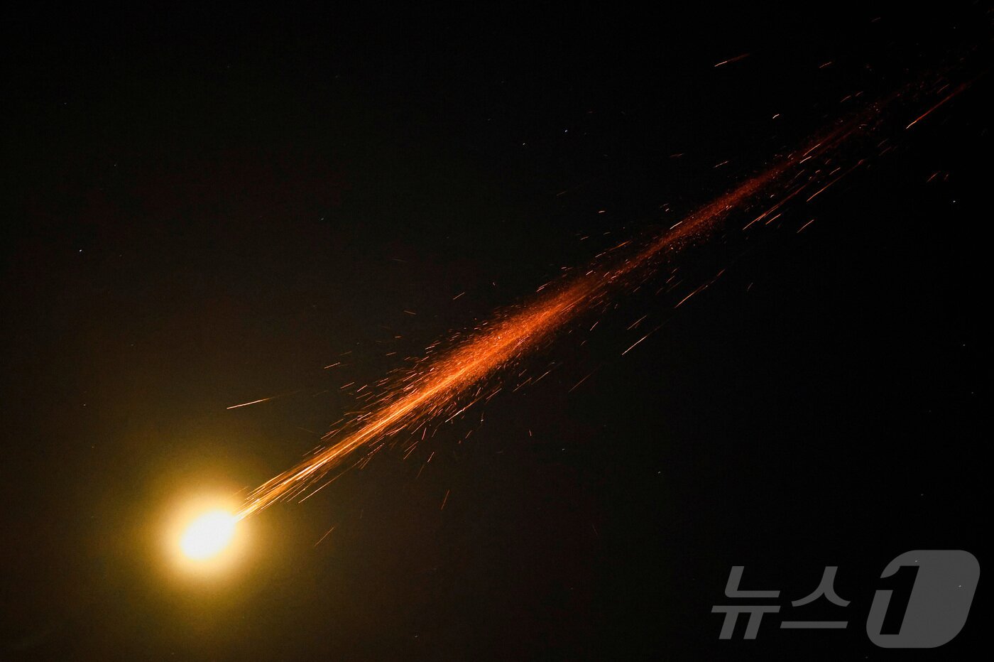 본문 이미지 - 이스라엘 남부 아슈켈론 상공에서 15일 이란 미사일이 이스라엘 방공체계에 의해 요격되는 장면이 목격됐다. 2025.6.15 ⓒ 로이터=뉴스1 ⓒ News1 강민경 기자