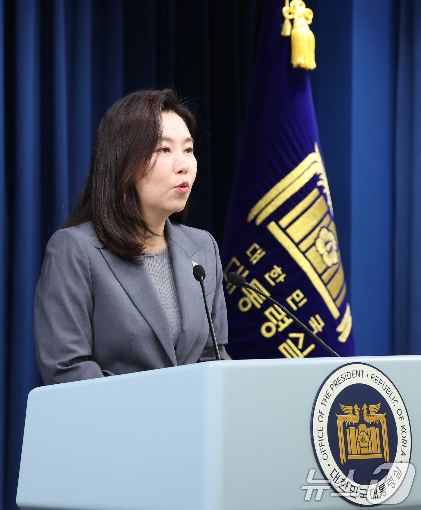 (서울=뉴스1) 허경 기자 = 강유정 대통령실 대변인이 16일 서울 용산구 대통령실 청사에서 국민추천제 관련 브리핑을 하고 있다. 2025.6.16/뉴스1