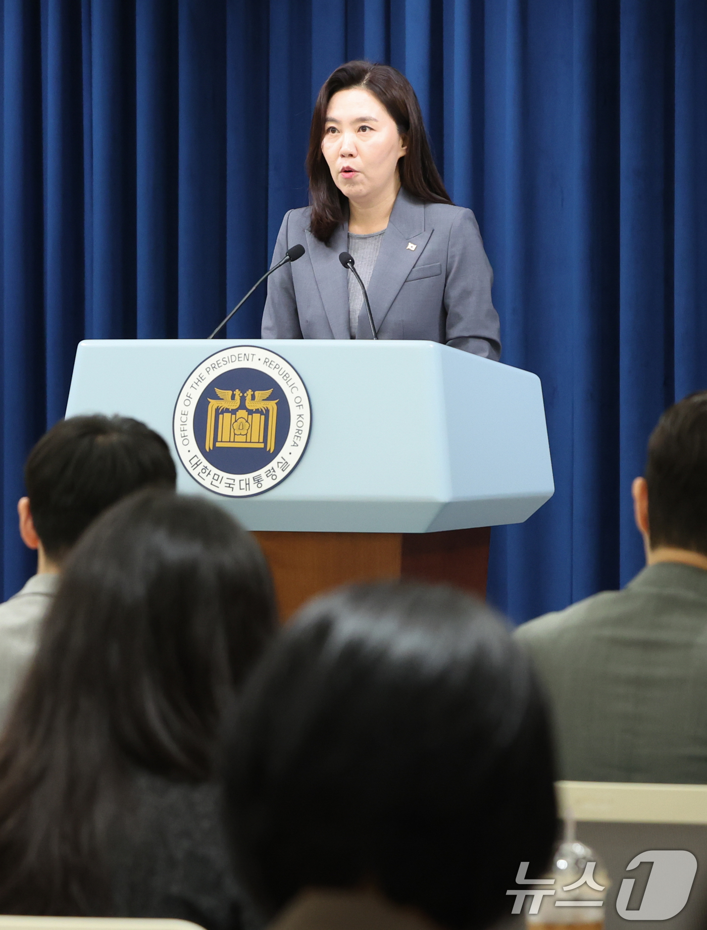 (서울=뉴스1) 허경 기자 = 강유정 대통령실 대변인이 16일 서울 용산구 대통령실 청사에서 국민추천제 관련 브리핑을 하고 있다. 2025.6.16/뉴스1