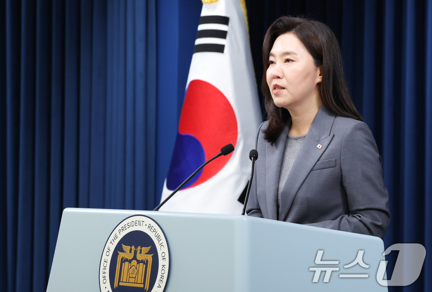 (서울=뉴스1) 허경 기자 = 강유정 대통령실 대변인이 16일 서울 용산구 대통령실 청사에서 국민추천제 관련 브리핑을 하고 있다. 2025.6.16/뉴스1