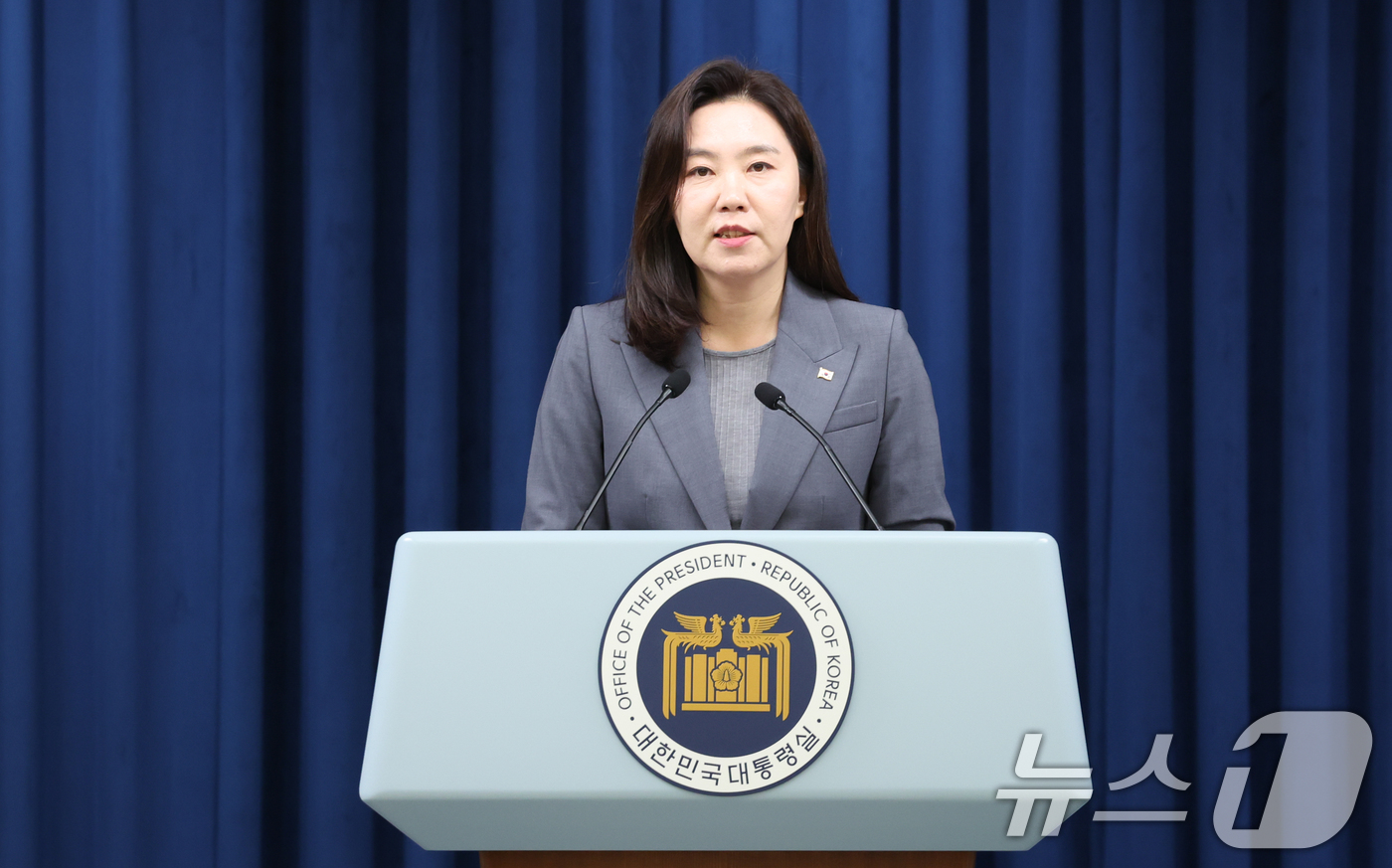 (서울=뉴스1) 허경 기자 = 강유정 대통령실 대변인이 16일 서울 용산구 대통령실 청사에서 국민추천제 관련 브리핑을 하고 있다. 2025.6.16/뉴스1