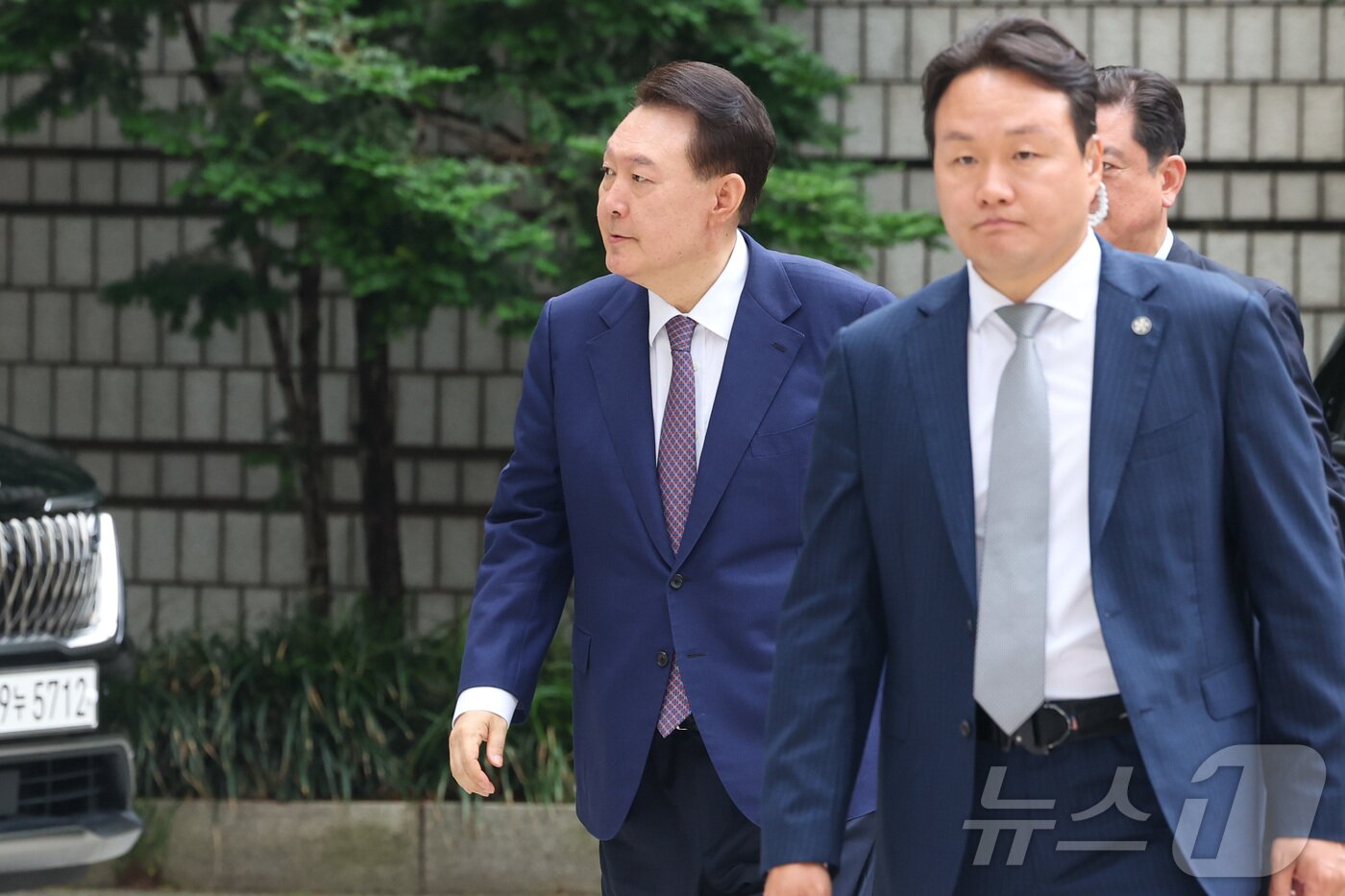 본문 이미지 - 윤석열 전 대통령이 16일 오전 서울 서초구 서울중앙지방법원에서 열린 내란 우두머리 혐의·직권남용 권리행사 방해 혐의 사건 7차 공판에 출석하고 있다. 2025.6.16/뉴스1 ⓒ News1 사진공동취재단