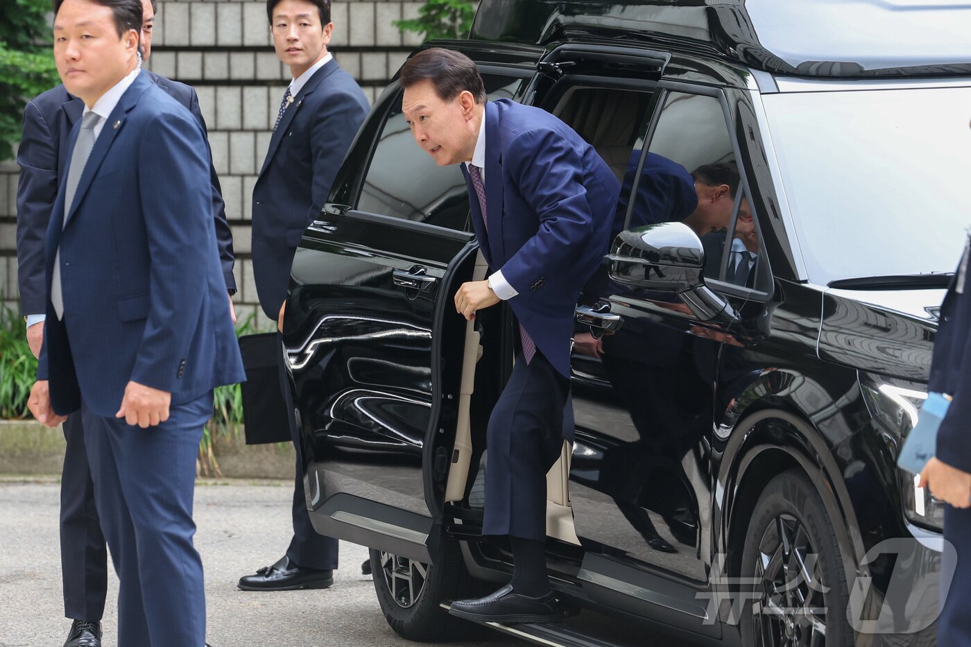 본문 이미지 - 윤석열 전 대통령이 16일 오전 서울 서초구 서울중앙지방법원에서 열린 내란 우두머리 혐의·직권남용 권리행사 방해 혐의 사건 7차 공판에 출석하고 있다. 2025.6.16/뉴스1 ⓒ News1 사진공동취재단