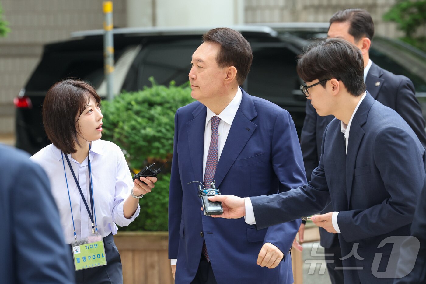 본문 이미지 - 윤석열 전 대통령이 16일 오전 서울 서초구 서울중앙지방법원에서 열린 내란 우두머리 혐의·직권남용 권리행사 방해 혐의 사건 7차 공판에 출석하고 있다. 2025.6.16/뉴스1 ⓒ News1 사진공동취재단